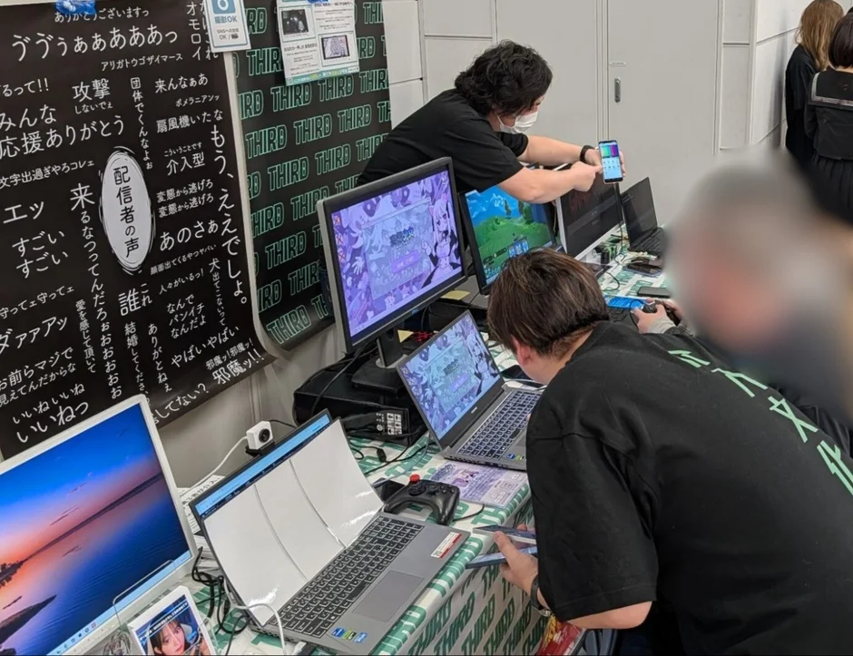 THIRDブースで試遊する来場者とスタッフ