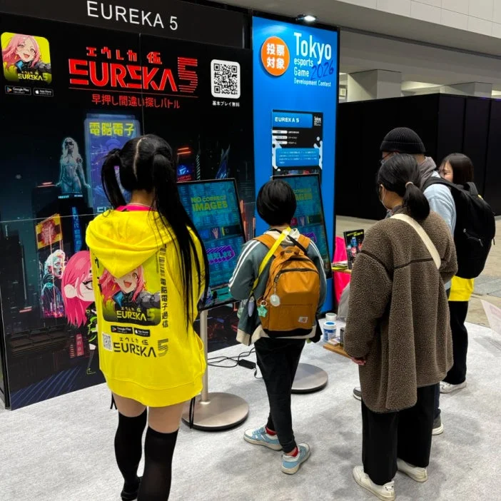 ゲームを試遊する来場者