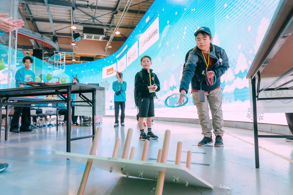 子供が輪投げをしている様子