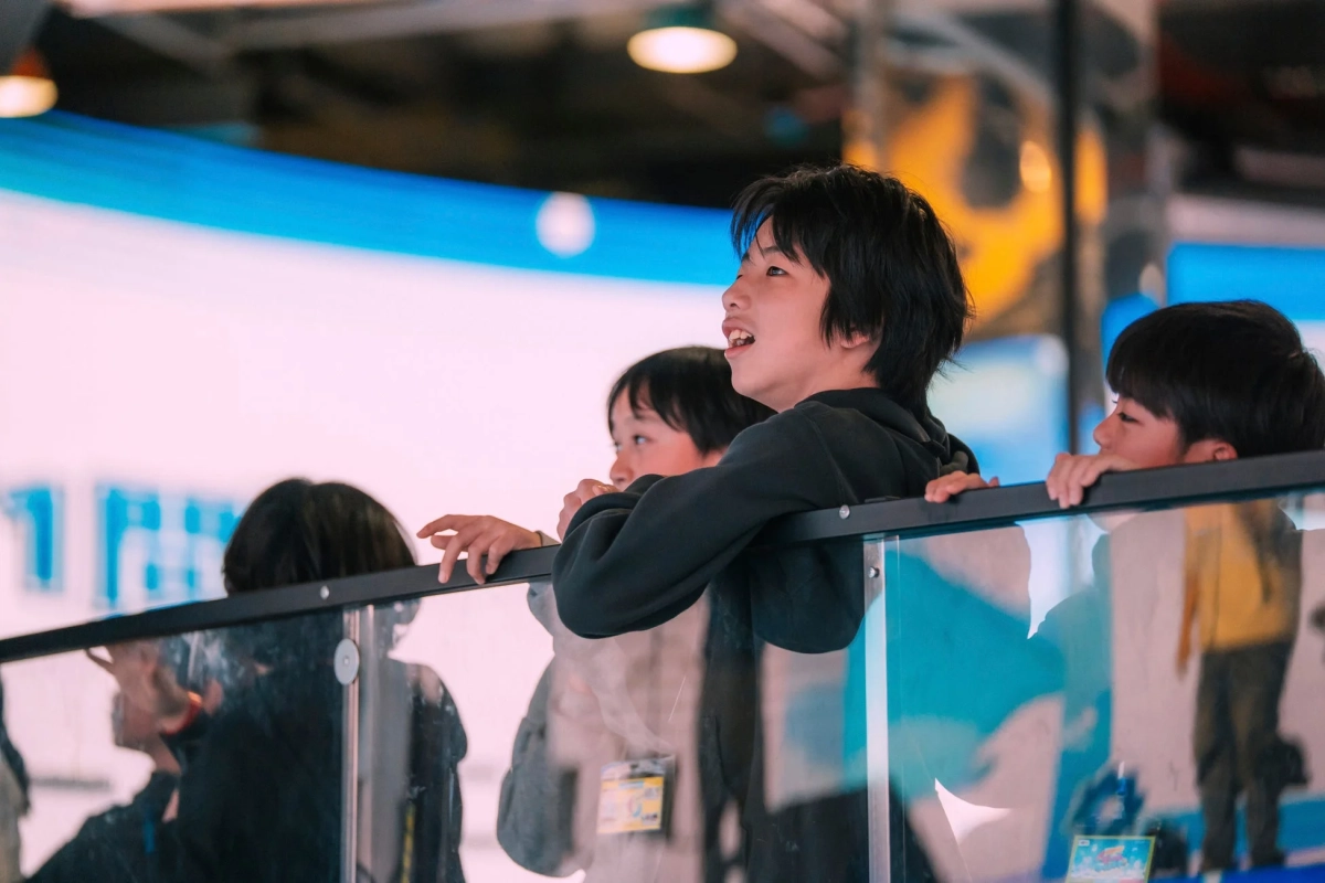 子供たちがステージを見上げている様子