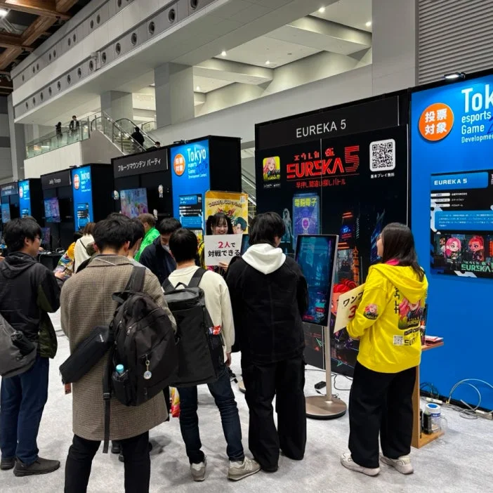 対戦ゲームを楽しむ人々