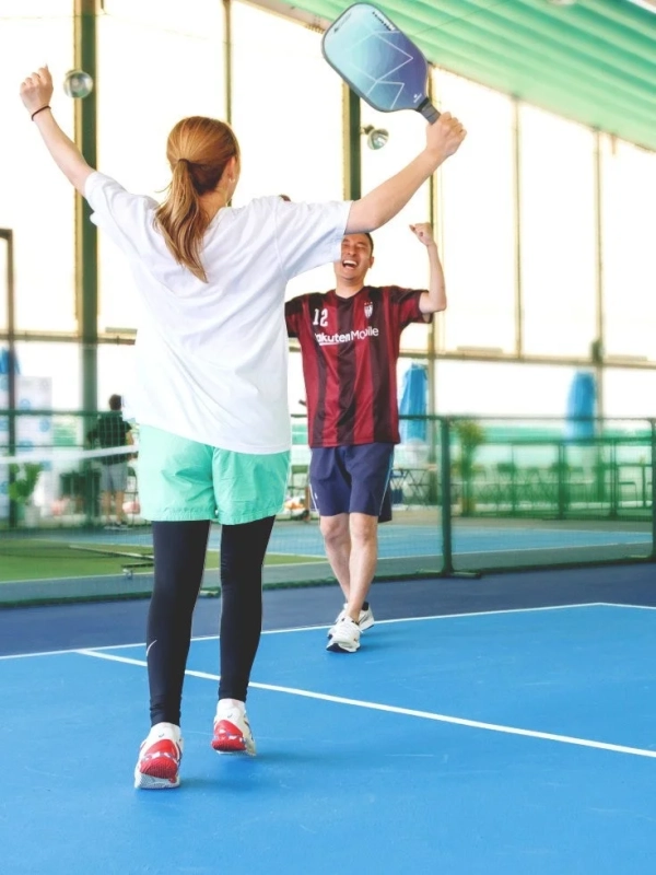 ピックルボールを楽しむ男女