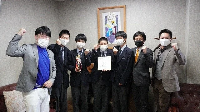 マスクを着用した7人の男性が写る集合写真