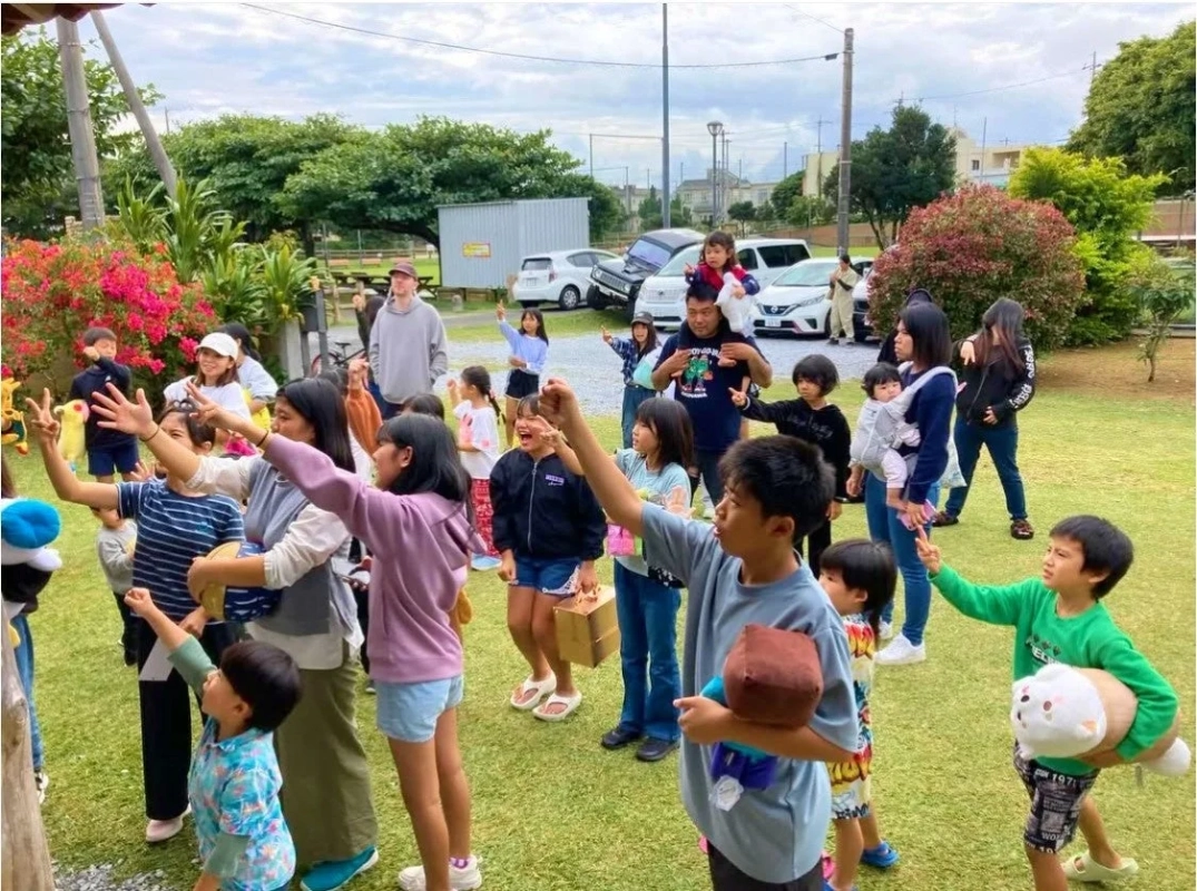 沖縄県内の子ども支援施設での寄付活動の様子(屋外)