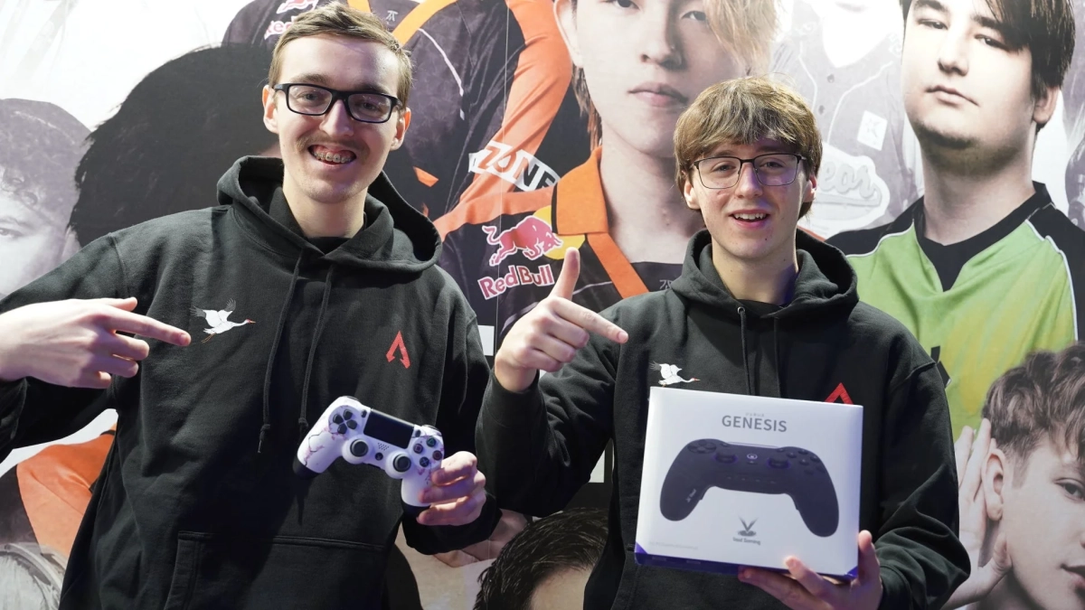 ゲームコントローラーを指差す男性たち