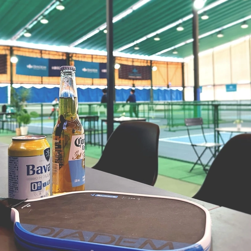 休憩スペースの飲み物とラケット