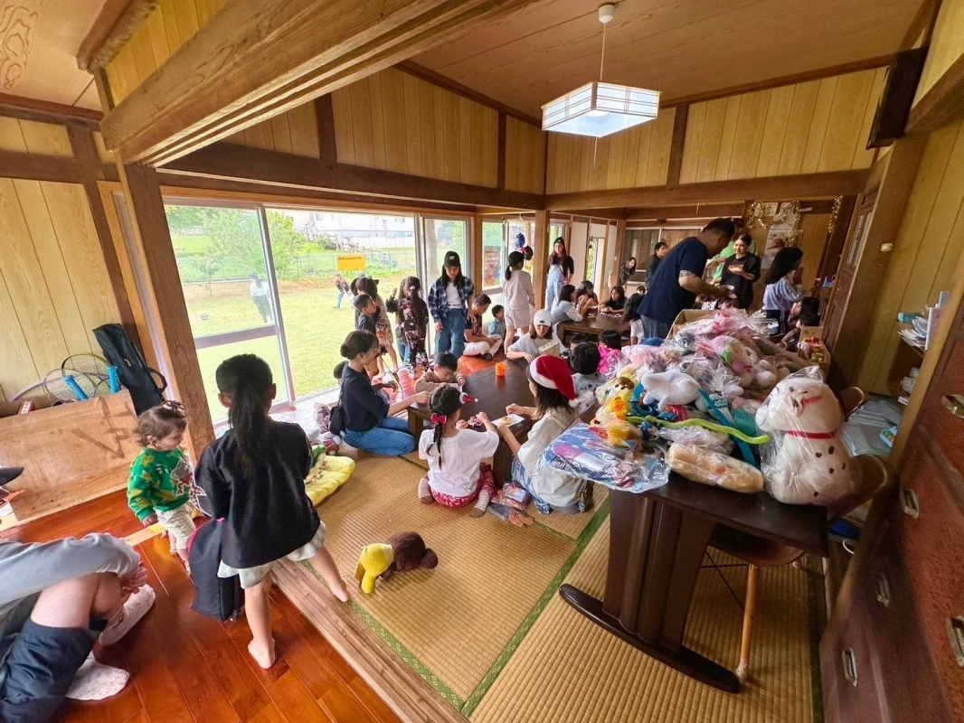 沖縄県内の子ども支援施設での寄付活動の様子(室内)