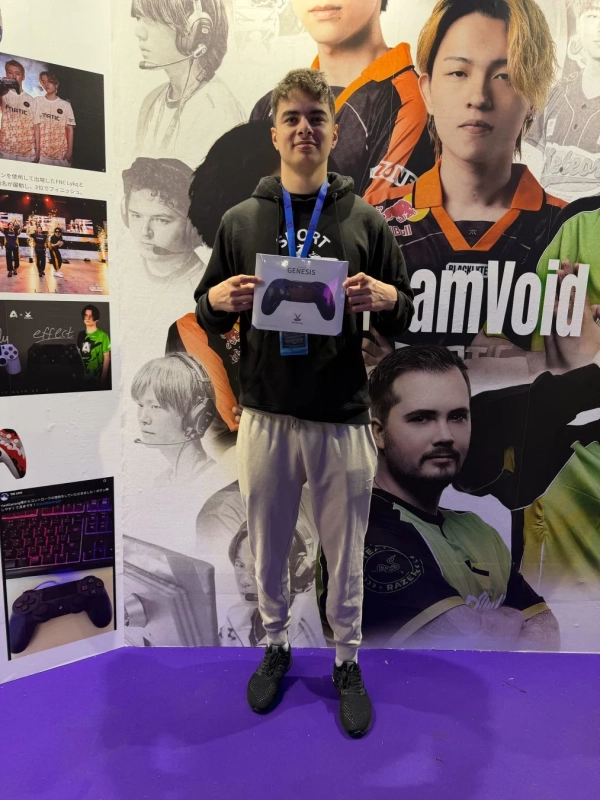 Genesisブランドのゲームコントローラーの箱を持つ男性