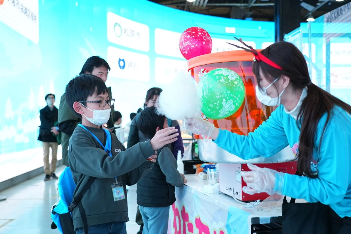 子供が綿菓子を受け取っている様子