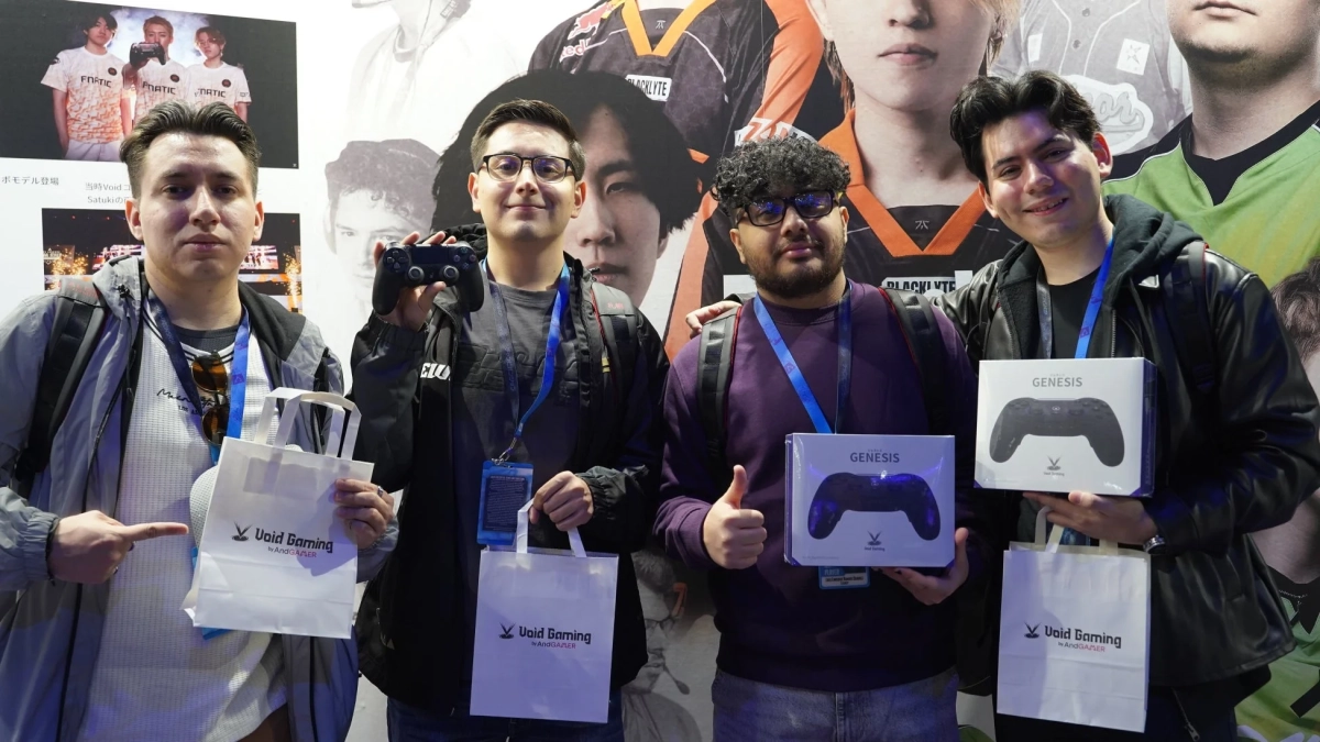 Void Gamingのコントローラーを持つ男性たち