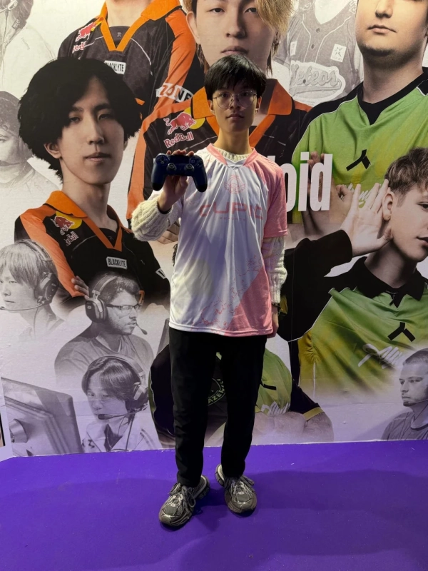 ゲームコントローラーを持った若い男性