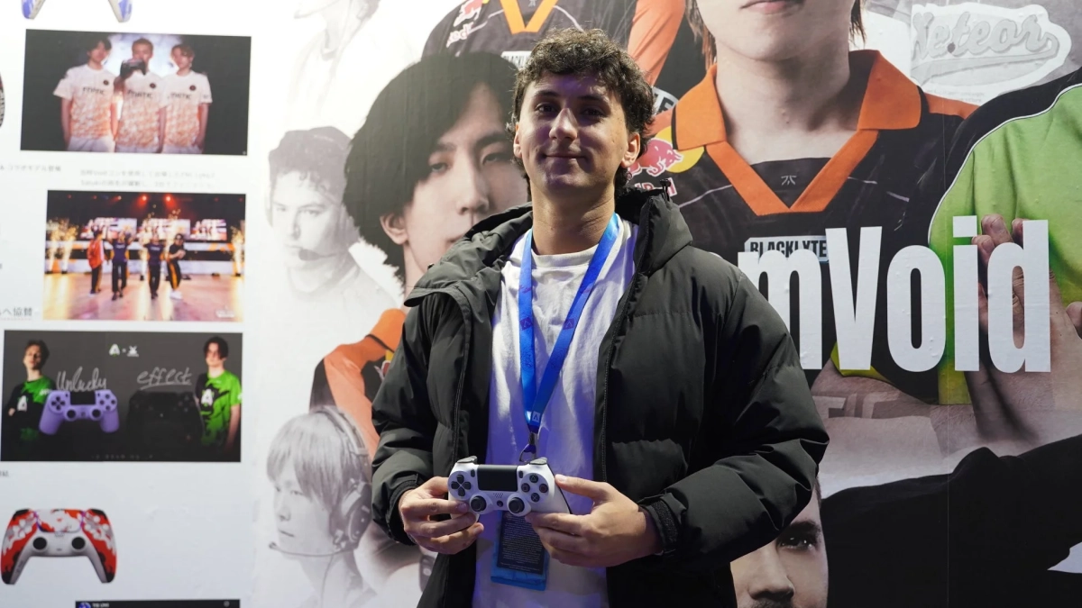 PlayStationコントローラーを手に持つ男性