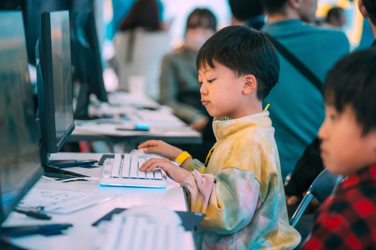 子供がPCを操作している様子