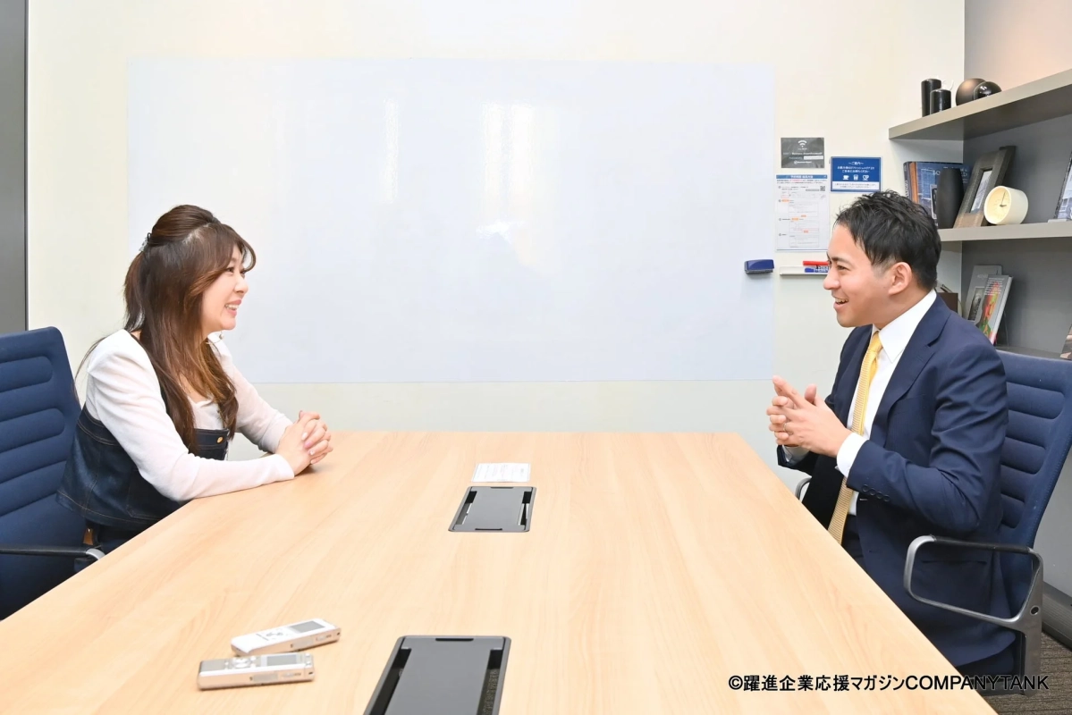 メディア関係者との打ち合わせを連想させる画像