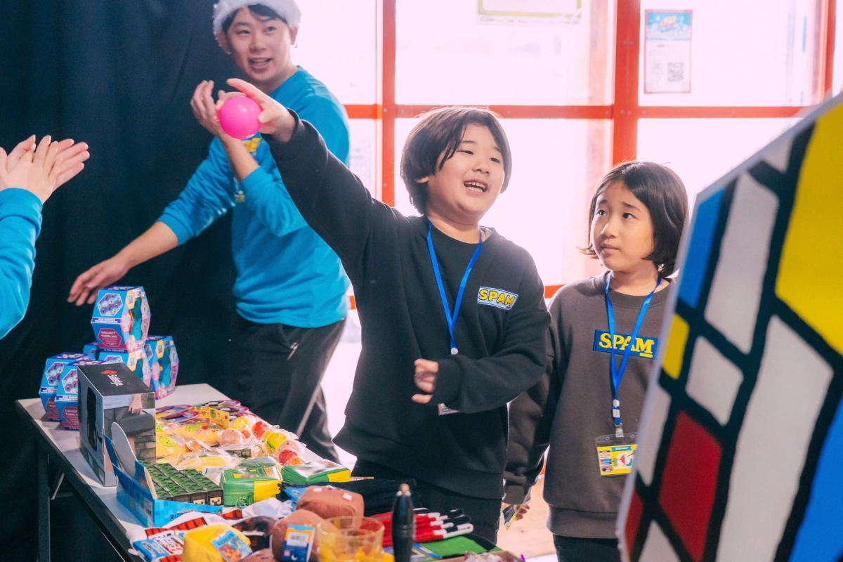 子供たちが景品を見ている様子