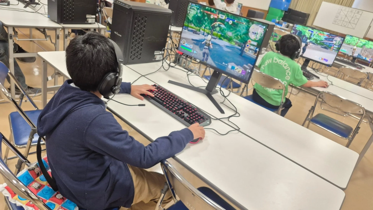 ゲームに熱中する子どもたち