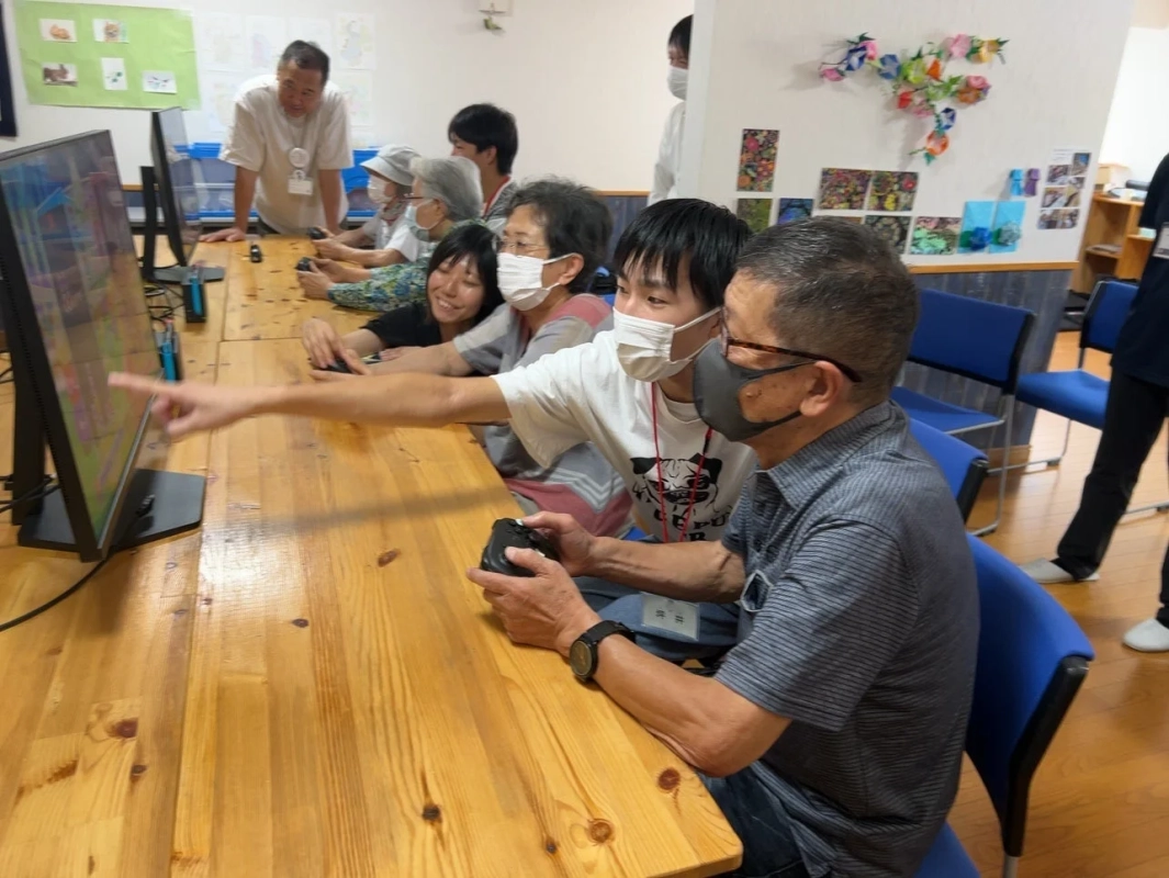 ゲームを楽しむ人々の様子