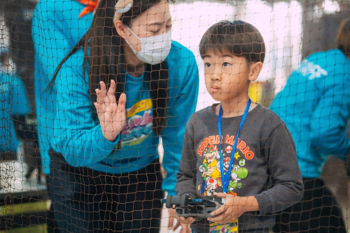 子供がドローンを見ている様子
