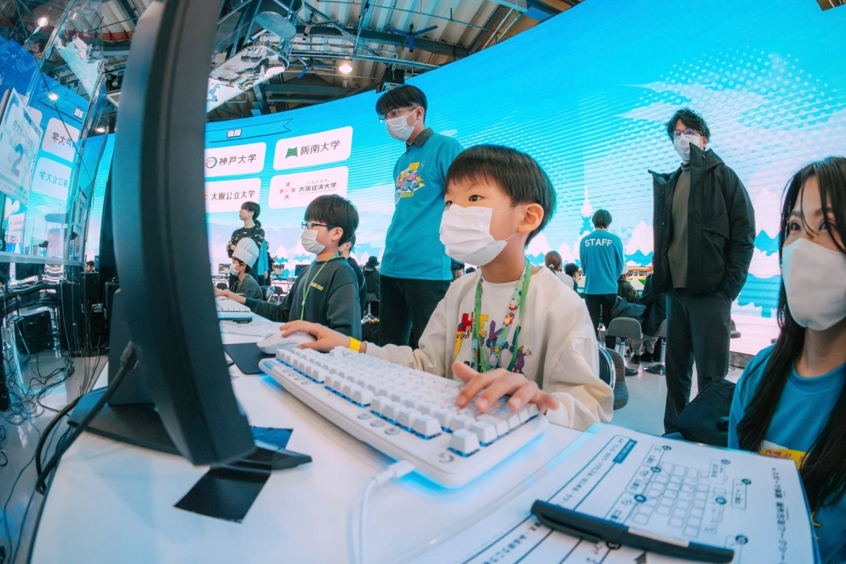 子供たちがPCを使用しているイベントの様子