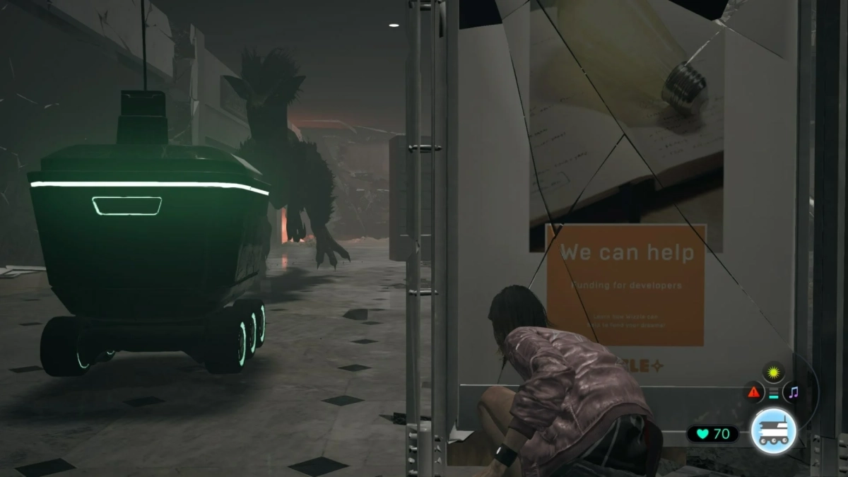 ガラスのドアの陰に隠れる女性