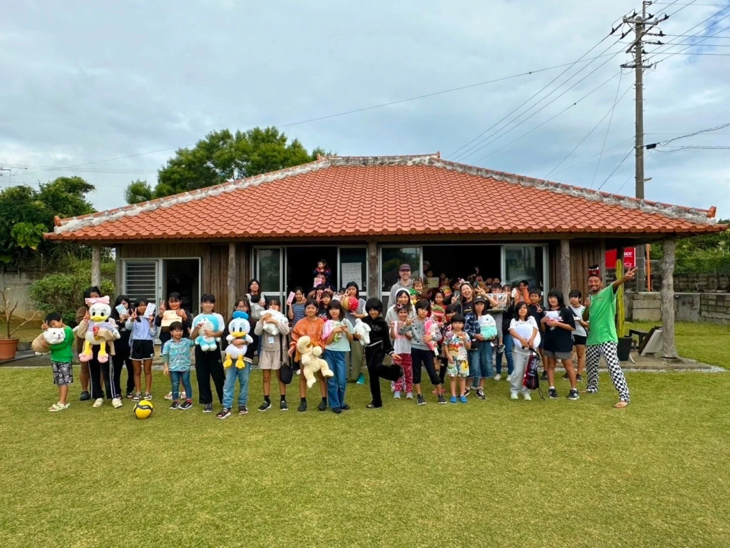 沖縄県内の子ども支援施設での寄付活動の様子