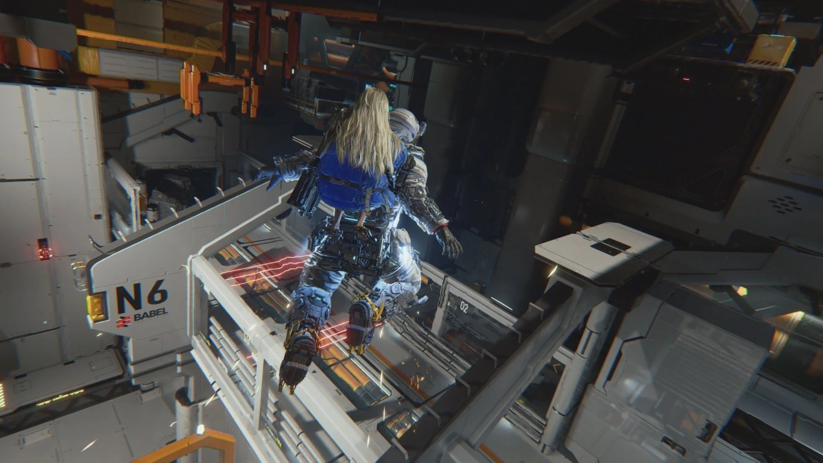 長髪のキャラクターがパワードスーツを着用し、未来的な巨大施設内を浮遊しているSFゲームのシーン