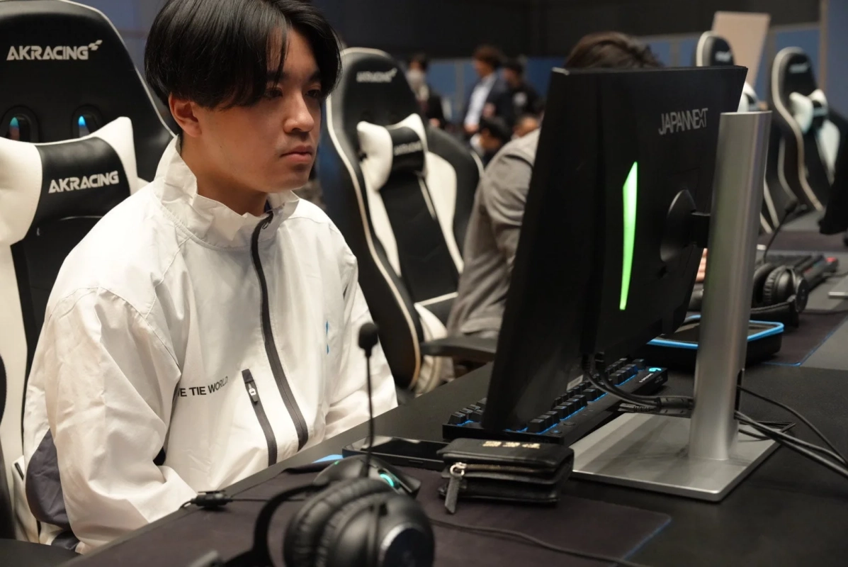 ゲーミングモニターに集中する男性