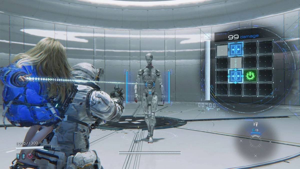 未来的な白い空間で、武装したキャラクターが背中に女性を背負い、ロボットと対峙しているSFアクションゲームのスクリーンショット。画面右にはハッキングのUIが表示