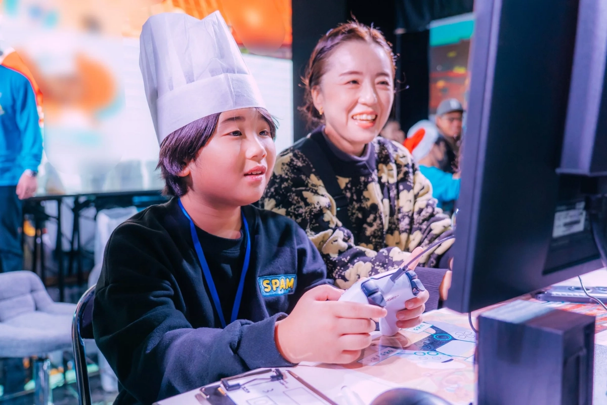 子供と大人がゲームをしている様子