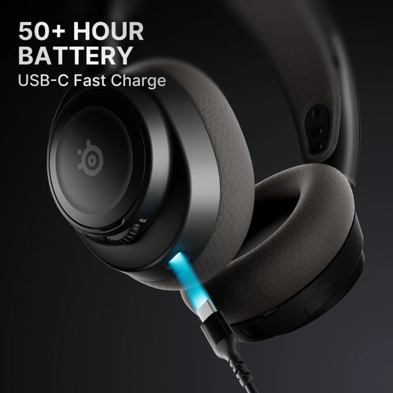 USB-Cケーブルで充電中の黒いヘッドホンがクローズアップされています。画像には「50時間以上のバッテリー」と「USB-C急速充電」の文字があり、製品の主要な特徴を強調しています。