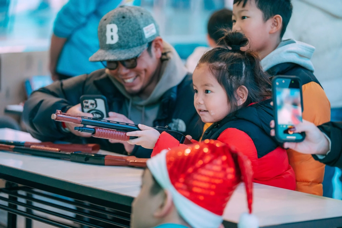 子供がおもちゃの銃で遊んでいる様子