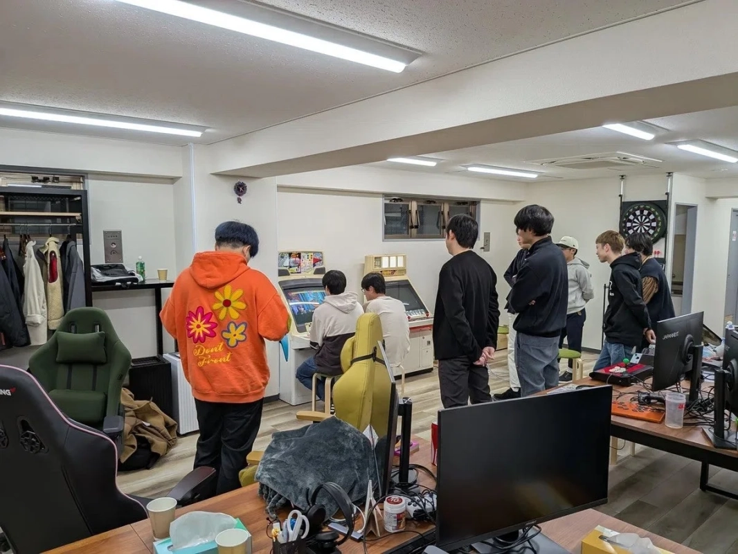 ゲームセンターのようなオフィスで楽しむ男性社員たち