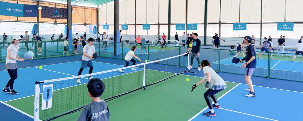 インドアコートでピックルボールを楽しむ人々
