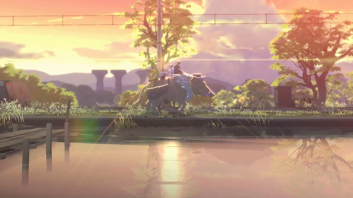 夕焼けに染まる空の下、水辺と鉄道線路が広がる幻想的な風景です。巨大な動物型ロボットのような乗り物に人々が乗り、穏やかに進む様子が描かれています。