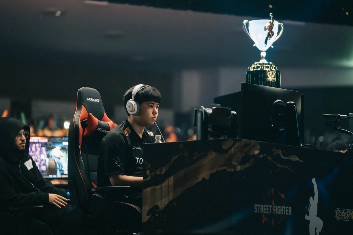 プロゲーマーがゲームに集中する様子