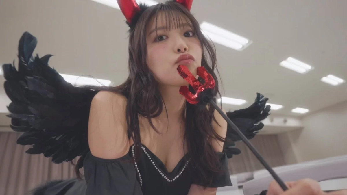 デビルコスチュームを着た若い女性