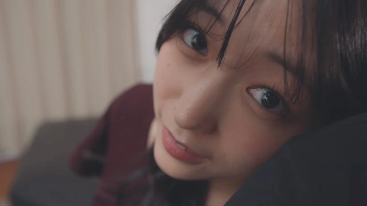 若い女性の顔がクローズアップされたポートレート