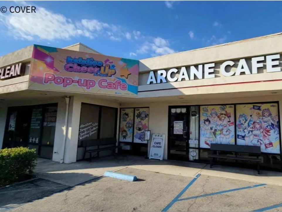 ホロライブ Cheer Up Pop-up Cafeのバナーが掲げられたカフェ