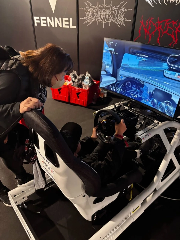 シミュレーターを体験する様子