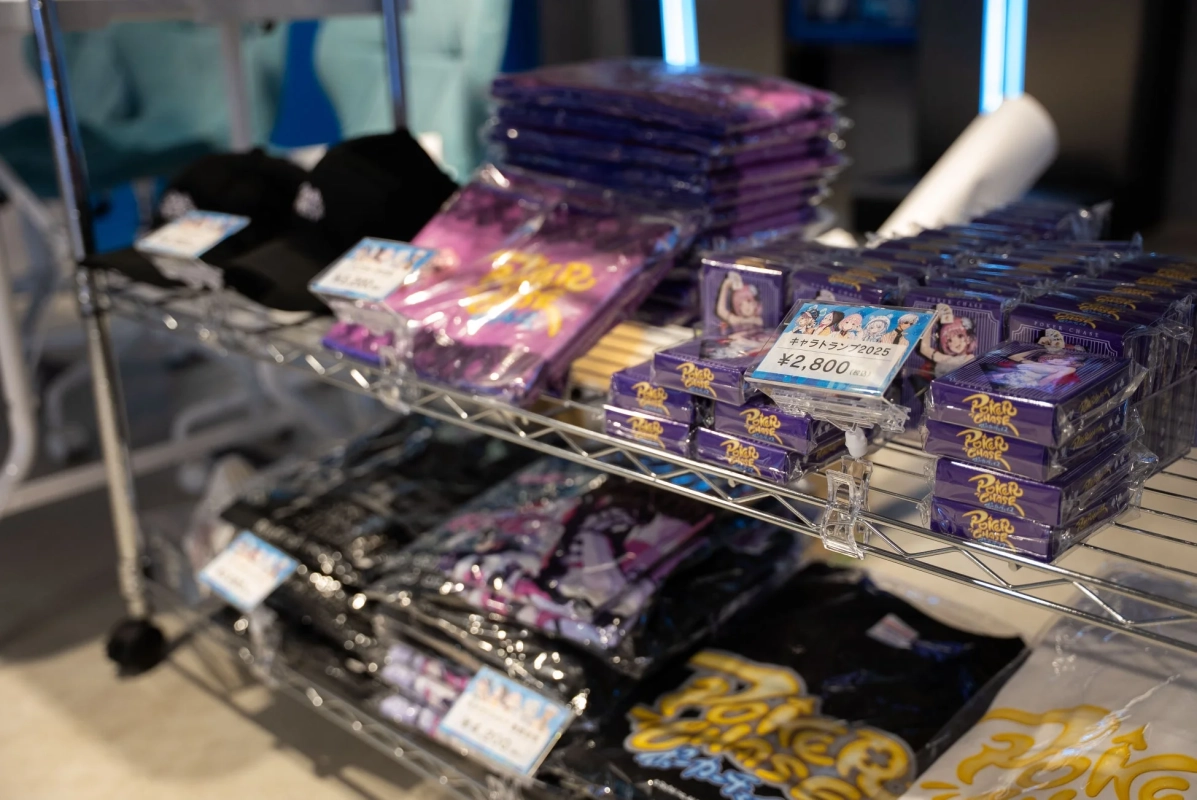 グッズが並ぶ棚