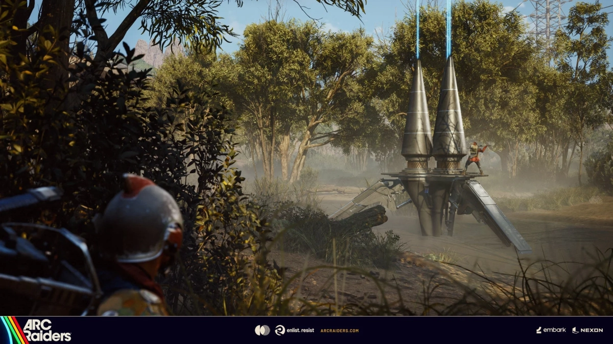 鬱蒼とした森の中で、未来的な巨大構造物の上に立つキャラクターが武器を構えているシーン