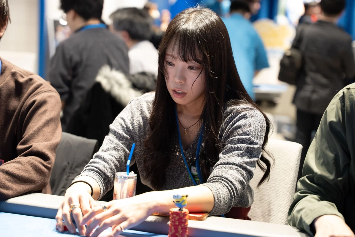 テーブルゲームを楽しむ参加者