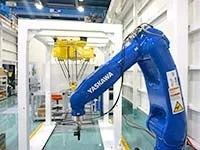 産業用ロボットが並ぶ工場内の様子