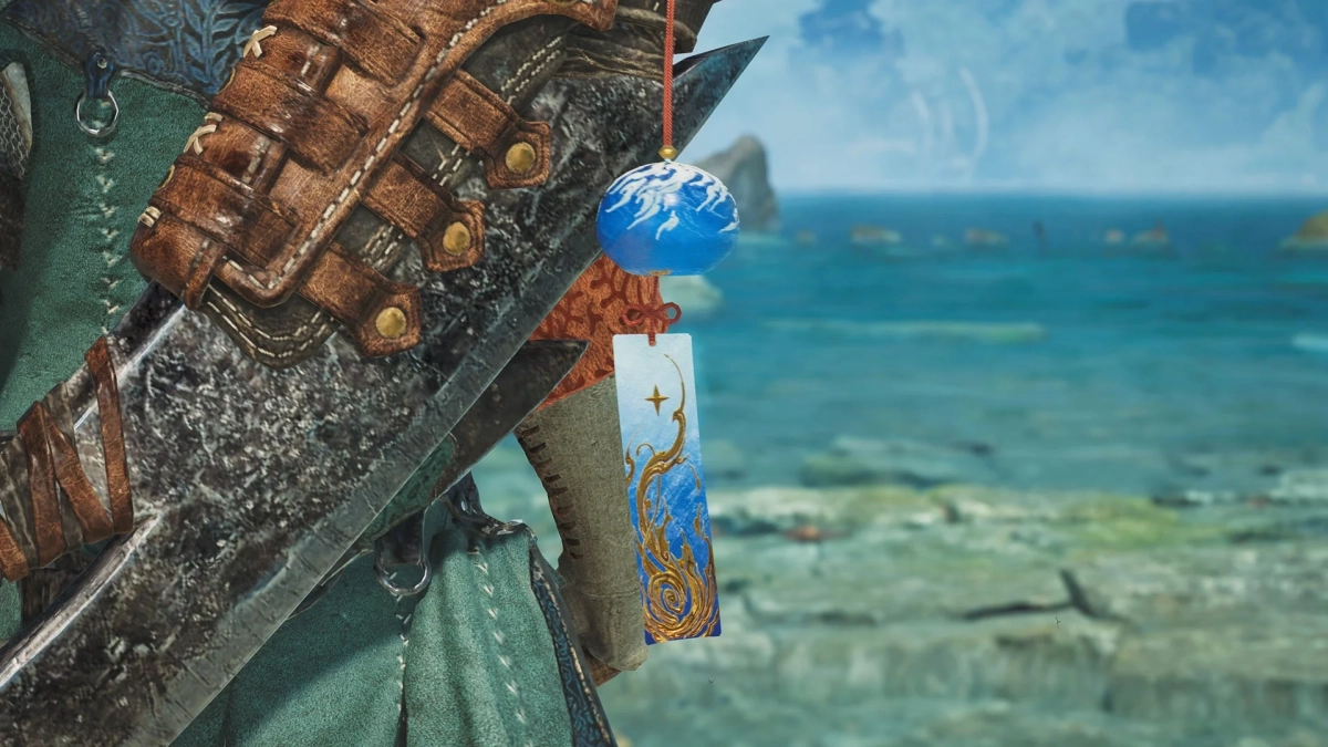 風鈴のような装飾品と海辺の風景