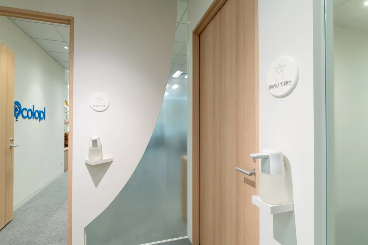 オフィス廊下の消毒液ディスペンサー