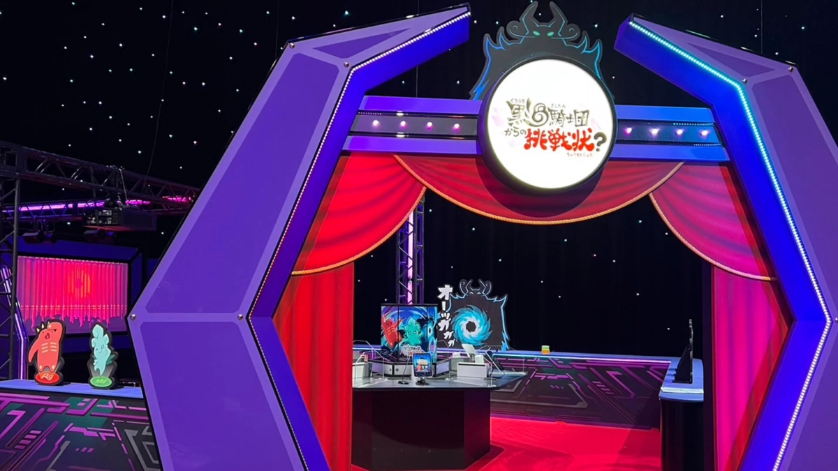 鮮やかな紫と赤を基調とした、未来的なデザインのイベントステージ