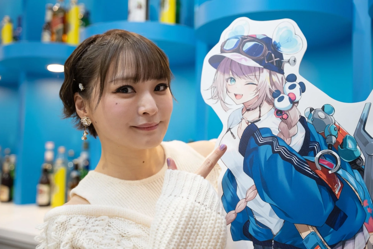 井澤詩織さんと李紅花パネル