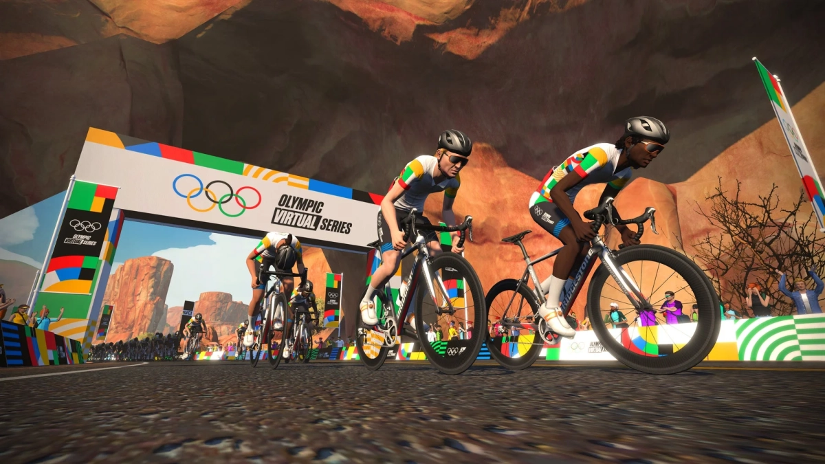 オリンピックバーチャルシリーズの一環として開催されている、砂漠のような仮想空間でのサイクリングレースの様子