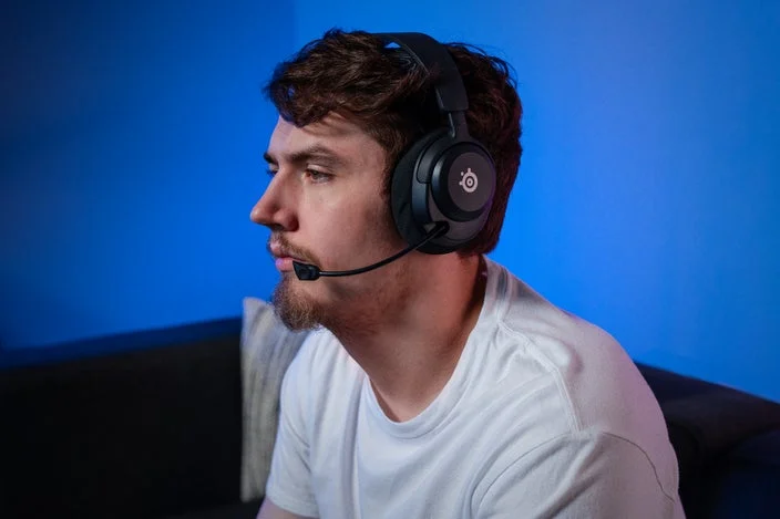 ゲーミングヘッドセットを装着した男性の横顔