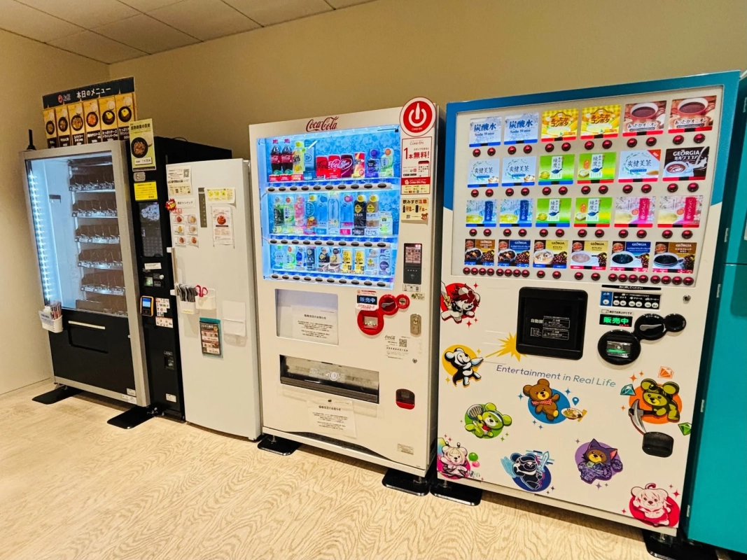 オフィス内のフード自販機と飲料自販機
